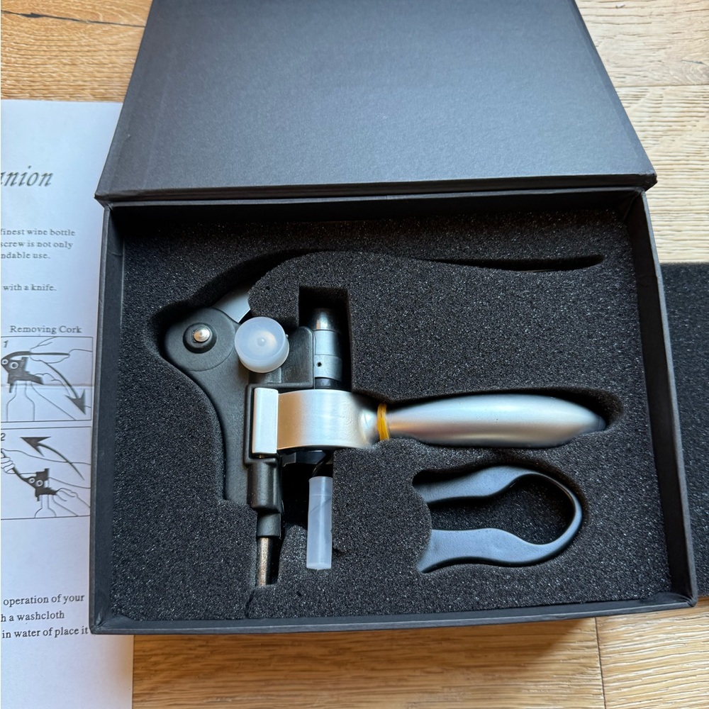Luxury Leeds wine opener NWT price firm!